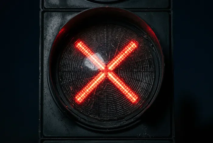 Signification de la croix rouge sur un feu tricolore en 2026